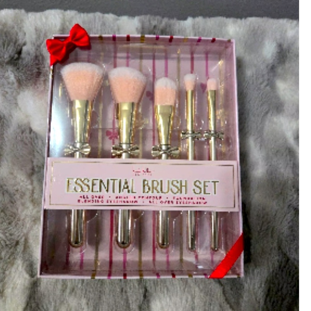 Nicole  Miller gold bow brushes essential brushes